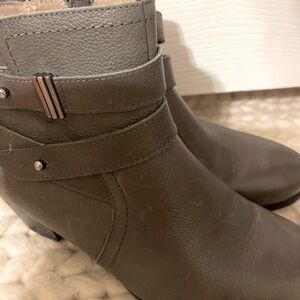 Naturalizer Women's Ankle Boots in Olive Green Color Size 8